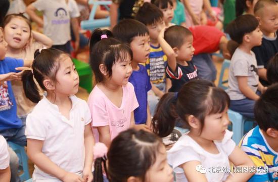 图为：绘本剧现场小观众们在认真观看演出